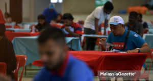 Sebahagian ahli ketika menggunakan e-undi pada Pemilihan Parti Keadilan Rakyat (PKR) bagi cabang Hulu Langat di SJKC Kampung Baru Semenyih, Semenyih, Selangor. foto FAREEZ FADZIL, 28 OKTOBER 2018