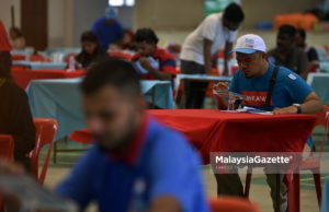 Sebahagian ahli ketika menggunakan e-undi pada Pemilihan Parti Keadilan Rakyat (PKR) bagi cabang Hulu Langat di SJKC Kampung Baru Semenyih, Semenyih, Selangor. foto FAREEZ FADZIL, 28 OKTOBER 2018