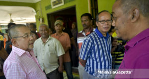 Calon bebas, Tan Sri Isa Samad beramah mesra dengan sebahagian penduduk Kampung Jimah Lama sempena kempen Pilihan Raya Kecil (PRK) P.132 Port Dickson di Port Dickson, Negeri Sembilan. foto FAREEZ FADZIL, 30 SEPTEMBER 2018