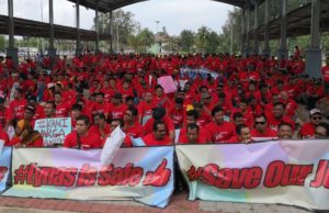 Ratusan pekerja Lynas Corporation Ltd (Lynas) dari pelbagai latarbelakang termasuk kaum keluarga bertindak mengadakan demonstrasi secara aman dengan laungan ‘YAB Tun bantu kami’ semalam di  Pantai Balok, Kuantan.