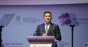 Datuk Seri Mohamed Azmin Ali.