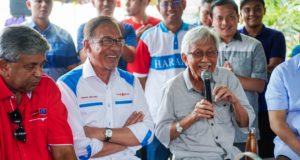 Tun Daim Zainuddin menyertai Datuk Seri Anwar Ibrahim pada majlis minum petang bersama komuniti nelayan di Kampung Telok Kemang di sini yang turut disertai Menteri Hal Ehwal Ekonomi Datuk Seri Mohamed Azmin Ali. - foto Twitter Datuk Seri Anwar Ibrahim