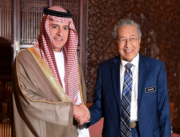 Perdana Menteri Tun Dr Mahathir Mohamad (kanan) menerima kunjungan hormat Menteri Luar Arab Saudi Adel Ahmed Al-Jubeir di Bangunan Perdana Putra hari ini.Adel telah berada di Malaysia sejak Rabu sempena lawatan kerja tiga hari beliau.