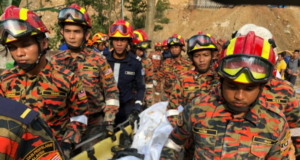 Mayat ketujuh mangsa kejadian tanah runtuh di Jalan Bukit Kukus, Paya Terubong dekat sini ditemui dalam keadaan tidak sempurna dengan sebahagian anggota badan serta kepala tercerai daripada tubuh di bawah timbunan tanah pada kedalaman 10 meter.