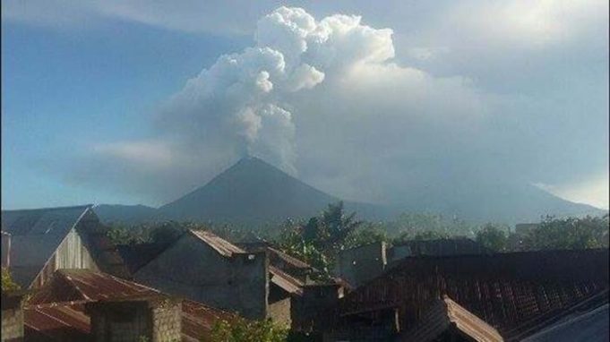 Pulau Sulawesi terus diancam bencana alam apabila Gunung Berapi Soputan yang terletak di Kabuten Minahasa, Provinsi Sulawesi Utara, meletus pagi ini.