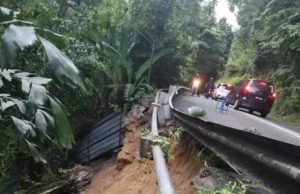 Satu lagi kejadian tanah runtuh dilaporkan di tebing jalan laluan Bukit Lama dari Bayan Lepas ke Balik Pulau dekat sini, dipercayai disebabkan hujan lebat lebih dua jam yang bermula 1 tengah hari tadi.