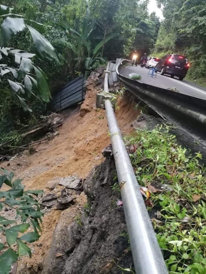 Satu lagi kejadian tanah runtuh dilaporkan di tebing jalan laluan Bukit Lama dari Bayan Lepas ke Balik Pulau dekat sini, dipercayai disebabkan hujan lebat lebih dua jam yang bermula 1 tengah hari tadi.