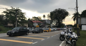Jalan Pantai di depan pusat penjumlahan undi di Dewan Majlis Perbandaran Port Dickson (MPPD), ditutup bermula 5.20 petang sehingga lewat malam ini bagi melancarkan proses penghantaran peti undi Pilihan Raya Kecil (PRK) Port Dickson hari ini. 