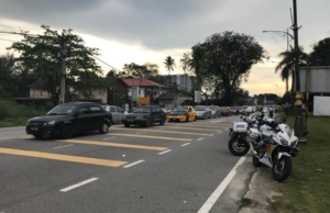 Jalan Pantai di depan pusat penjumlahan undi di Dewan Majlis Perbandaran Port Dickson (MPPD), ditutup bermula 5.20 petang sehingga lewat malam ini bagi melancarkan proses penghantaran peti undi Pilihan Raya Kecil (PRK) Port Dickson hari ini. 