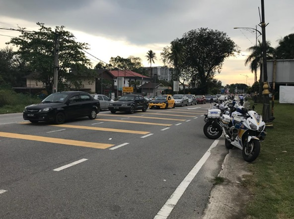 Jalan Pantai di depan pusat penjumlahan undi di Dewan Majlis Perbandaran Port Dickson (MPPD), ditutup bermula 5.20 petang sehingga lewat malam ini bagi melancarkan proses penghantaran peti undi Pilihan Raya Kecil (PRK) Port Dickson hari ini. 