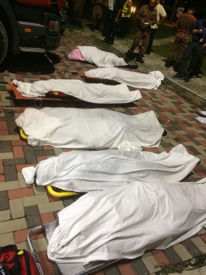 Jenazah enam anggota bomba yang mati lemas ketika operasi mencari seorang lelaki yang dipercayai terjatuh di lombong berhampiran Taman Perdana Putra, Cyberjaya.
