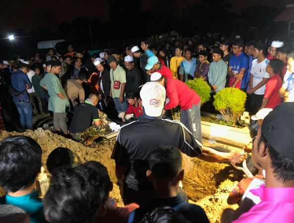 Jenazah Muhammad Ilham Fahmy Mohammad Azzam, 17, yang lemas di lombong Taman Putra Perdana, Puchong, selamat dikebumikan pada 11.25 malam tadi.