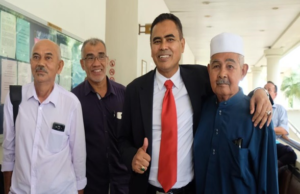 Bekas Pengarah Jabatan Kemajuan Masyarakat (Kemas) Selangor, Mohd. Adnan Md. Daud (dua,kanan) dibebas dan dilepaskan atas pertuduhan terlibat dalam aktiviti penggubahan wang haram oleh Mahkamah Sesyen Alor Setar hari ini.