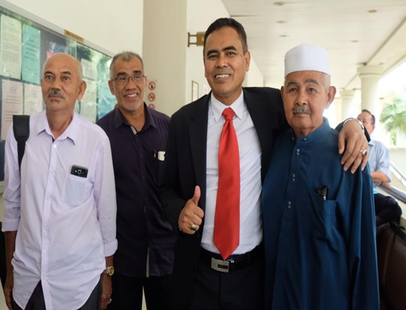 Bekas Pengarah Jabatan Kemajuan Masyarakat (Kemas) Selangor, Mohd. Adnan Md. Daud (dua,kanan) dibebas dan dilepaskan atas pertuduhan terlibat dalam aktiviti penggubahan wang haram oleh Mahkamah Sesyen Alor Setar hari ini.