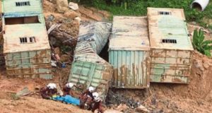 Tiga maut, seorang cedera manakala sekurang-kurangnya sembilan lagi dipercayai masih terperangkap dalam kejadian tanah runtuh di Jalan Bukit Kukus, Paya Terubong, dekat sini hari ini.
