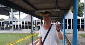 Pekerja loji penapis minyak, William Wah menunjukkan jari berdakwat menandakan beliau sudah selesai menjalankan tanggungjawab sebagai pengundi bagi PRK Port Dickson.