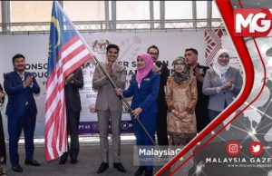 Penyerahan Jalur Gemilang kepada Ketua Kontinjen Negara
