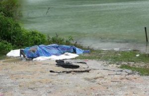 Mayat lelaki ditemukan terapung dalam keadaan berbungkus dengan kanvas berwarna biru manakala kepala serta kaki diikat dawai besi di sebuah lombong di Jalan Kuari Tanjung Batu, Pantai Remis di sini, petang semalam.