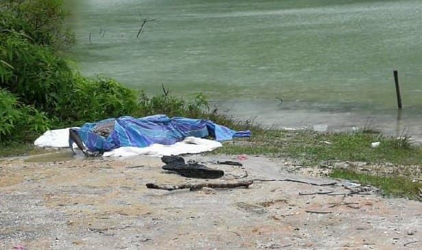 Mayat lelaki ditemukan terapung dalam keadaan berbungkus dengan kanvas berwarna biru manakala kepala serta kaki diikat dawai besi di sebuah lombong di Jalan Kuari Tanjung Batu, Pantai Remis di sini, petang semalam.