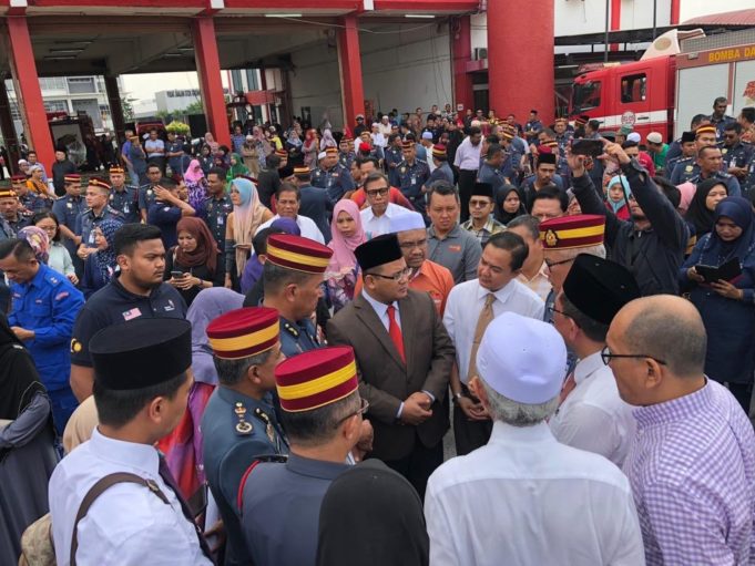 Menteri Besar Selangor, Amirudin Shari ketika memberi penghormatan terakhir kepada keenam-enam jenazah penyelam PPDA yang maut semasa SAR. Kerajaan Selangor hari ini mengarahkan Majlis Perbandaran Sepang (MPS) menutup kawasan lombong di Taman Putra Perdana, Puchong.