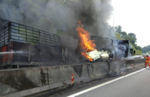 Lima rentung dalam sebuah kereta yang terbakar dalam kemalangan membabitkan sebuah treler dengan beberapa buah kenderaan di Km255.3 Lebuhraya Utara-Selatan menghala utara selepas Terowong Menora di sini, hari ini, menurut polis.