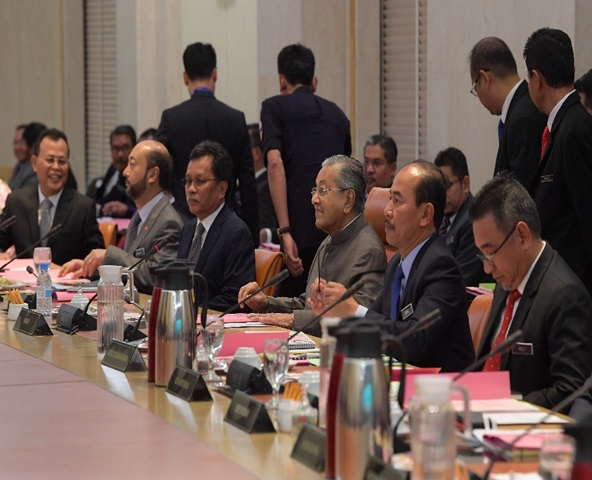 Perdana Menteri Tun Dr Mahathir Mohamad hari ini mempengerusikan mesyuarat Menteri Besar dan Ketua Menteri yang ke-132 di Perdana Putra di sini.