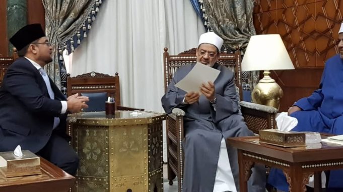 Dr Mujahid (kiri) berbuncang dengan Sheikh Universiti Al-Azhar, Prof Dr Ahmed Muhammad El Tayyib.