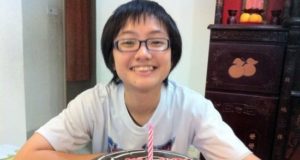 Sim Yee Ling kehilangan anak perempuannya, Ng Yuk Tim yang berumur 15 tahun dan berasal dari Cheras, Kuala Lumpur pada 2013 selepas dia dibunuh dan mayatnya disumbat ke dalam beg pakaian.