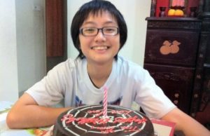 Sim Yee Ling kehilangan anak perempuannya, Ng Yuk Tim yang berumur 15 tahun dan berasal dari Cheras, Kuala Lumpur pada 2013 selepas dia dibunuh dan mayatnya disumbat ke dalam beg pakaian.