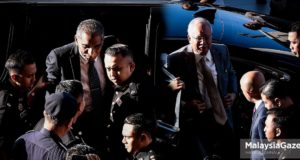Datuk Seri Najib Tun Razak dan Tan Sri Irwan Serigar Abdullah berhadapan enam pertuduhan pecah amanah bersama membabitkan lebih RM6.6 bilion di Mahkamah Sesyen Kuala Lumpur. Kedua-duanya mengaku tidak bersalah dan mohon dibicarakan.