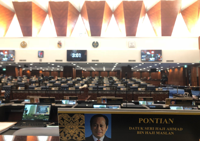 Ahmad Maslan merakam suasana kosong di kerusi kerajaan pada sesi persidangan Dewan Rakyat hari ini.