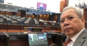 Annuar sempat berswafoto yang menunjukkan ruang kerajaan kosong ketika sesi sidang Dewan Rakyat hari ini.