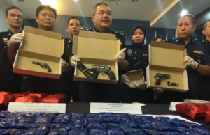 Polis Pulau Pinang menahan suami isteri yang merupakan pengedar dadah dan merampas pelbagai jenis dadah bernilai RM1.5 juta serta tiga pucuk pistol dalam dua serbuan di Bukit Dumbar, di sini pada Isnin.