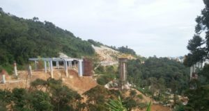 Anggota Penang Forum Dr Lim Mah Hui berkata alam semulajadi telah memberikan isyarat pada minggu lepas apabila 14 batang rasuk konkrit sepanjang 25 meter terjatuh ke lereng bukit tetapi tiada tindakan diambil. - foto facebook Penang Forum