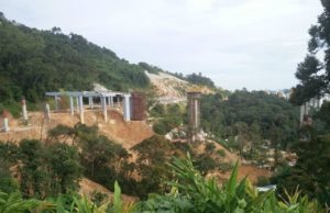 Anggota Penang Forum Dr Lim Mah Hui berkata alam semulajadi telah memberikan isyarat pada minggu lepas apabila 14 batang rasuk konkrit sepanjang 25 meter terjatuh ke lereng bukit tetapi tiada tindakan diambil. - foto facebook Penang Forum