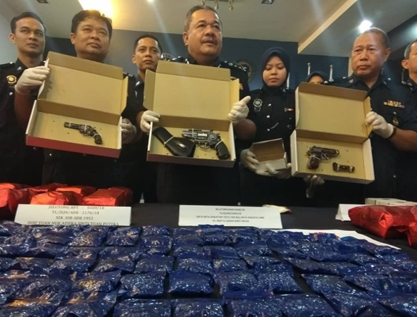 Polis Pulau Pinang menahan suami isteri yang merupakan pengedar dadah dan merampas pelbagai jenis dadah bernilai RM1.5 juta serta tiga pucuk pistol dalam dua serbuan di Bukit Dumbar, di sini pada Isnin.