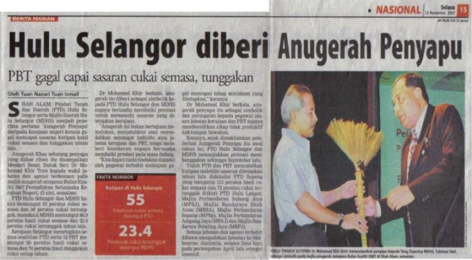 Keratan akhbar peristiwa penerimaan ‘penyapu’ daripada kerajaan Negeri Selangor ketika beliau berkhidmat di bawah Majlis Daerah Hulu Selangor (MDHS) pada tahun 2007.