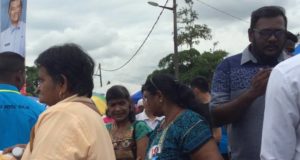 Masyarakat India yang merupakan ahli PKR Cabang Kota Raja keluar mengundi.