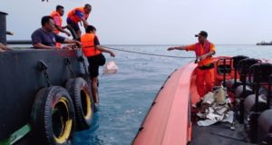 Operasi mencari dan menyelamat (SAR) mangsa nahas pesawat Lion Air di Tanjung Karawang  menemukan sembilan mayat dalam pencarian yang berterusan 24 jam sejak insiden itu pagi semalam.