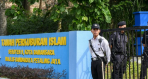 Jenazah Allahyarham bekas CEO Cradle Fund Nazrin Hassan telah dibawa keluar dari Tanah Perkuburan Islam, Seksyen 9 , Kota Damansara untuk bedah siasat kali kedua.