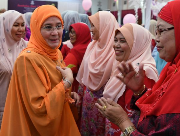 Tengku Puan Pahang, Tunku Azizah Aminah Maimunah Iskandariah menzahirkan rasa sebak apabila membaca surat daripada lima banduan Penjara Bentong yang terlibat dalam projek Tenun Pahang Diraja yang diusahakan baginda. 