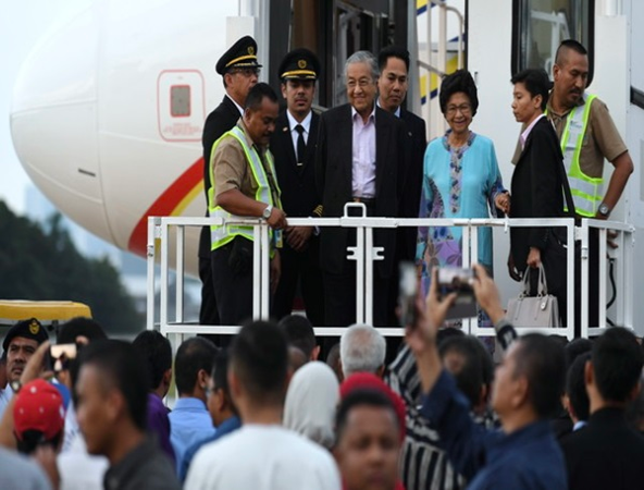 Perdana Menteri Tun Dr Mahathir Mohamad selamat tiba di Pangkalan Tentera Udara di Subang selepas mengetuai delegasi Malaysia ke sesi ke-73 Perhimpunan Agung Pertubuhan Bangsa-Bangsa Bersatu (UNGA) dan lawatan ke United Kingdom.