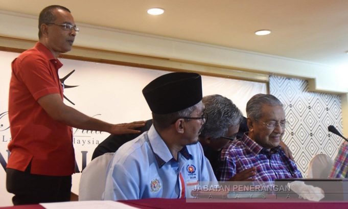 Tindakan sekumpulan pemandu teksi membuat kecoh dalam sesi dialog Bersama Perdana Menteri, Tun Dr Mahathir Mohamad di Langkawi pagi tadi bukan sahaja mendapat pelbagai reaksi dalam kalangan netizen malah turut menarik perhatian barisan menteri Kabinet.