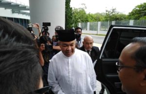 Presiden UMNO, Datuk Seri Dr Ahmad Zahid Hamidi beredar dari Ibu Pejabat Suruhanajaya Pencegahan Rasuah Malaysia (SPRM) pukul 12.24 tengahari tadi.
