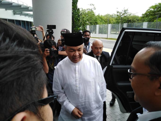 Presiden UMNO, Datuk Seri Dr Ahmad Zahid Hamidi beredar dari Ibu Pejabat Suruhanajaya Pencegahan Rasuah Malaysia (SPRM) pukul 12.24 tengahari tadi.