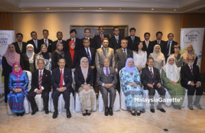 Perdana Menteri, Tun Dr. Mahathir Mohamad (tengah) bergambar bersama saintis penyelidikan Malaysia pada majlis Persidangan dan Pengumuman Akademik Sains Malaysia di Sunway Putra Hotel, Kuala Lumpur. foto SYAFIQ AMBAK, 01 NOVEMBER 2018.