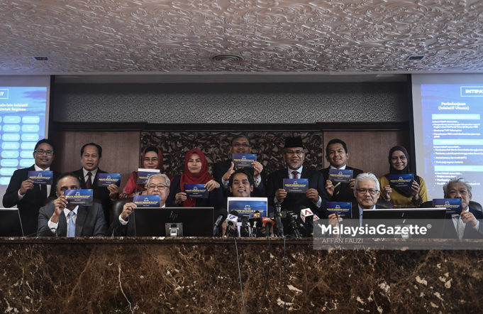 Ahli Parlimen Rembau, Khairy Jamaluddin bersama Ahli Parlimen Barisan Nasional yang lain bergambar sambil memegang buku ‘Inisiatif Ekonomi Rakyat’ sempena Belanjawan 2019 di Bilik Taklimat, angunan Parlimen, Kuala Lumpur. foto AFFAN FAUZI, 01 NOVEMBER 2018.