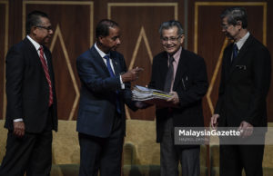 Menteri Sumber Manusia, M.Kulasegaran (dua kiri) menyerahkan memorandum kepada Pengerusi Jawatan Kuasa Bebas Pengurusan Pekerja Asing, Datuk Seri Hishamudin Md Yunos (dua kanan) sambil diperhatikan Pengarah Institut Maklumat dan Analisis Pasaran Buruh, Wan Zulkifli Wan Stapa (kiri) pada Sesi Townhall: Pengurusan Pekerja Asing di Pusat Konvensyen Antarabangsa Putrajaya (PICC), Putrajaya. foto HAZROL ZAINAL, 01 NOVEMBER 2018.