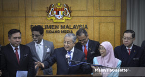 Perdana Menteri, Tun Dr. Mahathir Mohamad diiringi Timbalan Perdana Menteri, Datuk Seri Dr Wan Azizah Wan Ismail (dua kanan) dan Menteri Kewangan, Lim Guan Eng (kanan) bercakap kepada media selepas selesai pembentangan Belanjawan 2019 di Dewan Rakyat, Parlimen, Kuala Lumpur. foto SYAFIQ AMBAK, 02 NOVEMBER 2018