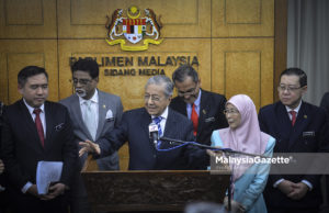 Perdana Menteri, Tun Dr. Mahathir Mohamad diiringi Timbalan Perdana Menteri, Datuk Seri Dr Wan Azizah Wan Ismail (dua kanan) dan Menteri Kewangan, Lim Guan Eng (kanan) bercakap kepada media selepas selesai pembentangan Belanjawan 2019 di Dewan Rakyat, Parlimen, Kuala Lumpur. foto SYAFIQ AMBAK, 02 NOVEMBER 2018